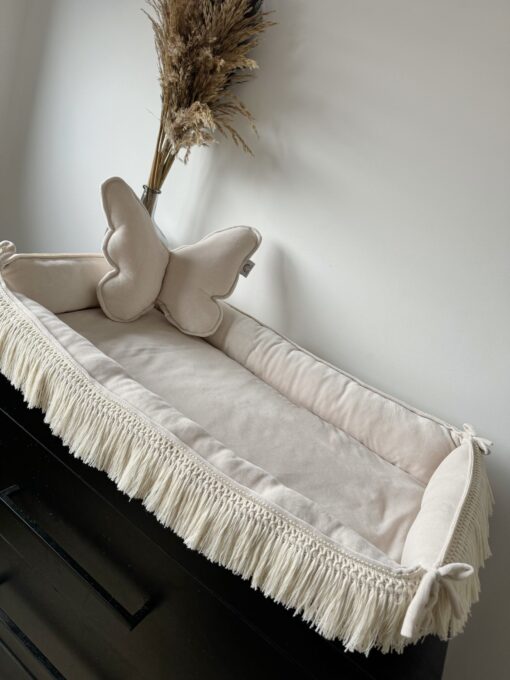 Velvety Ivory Bohemian Butterfly babynestje
