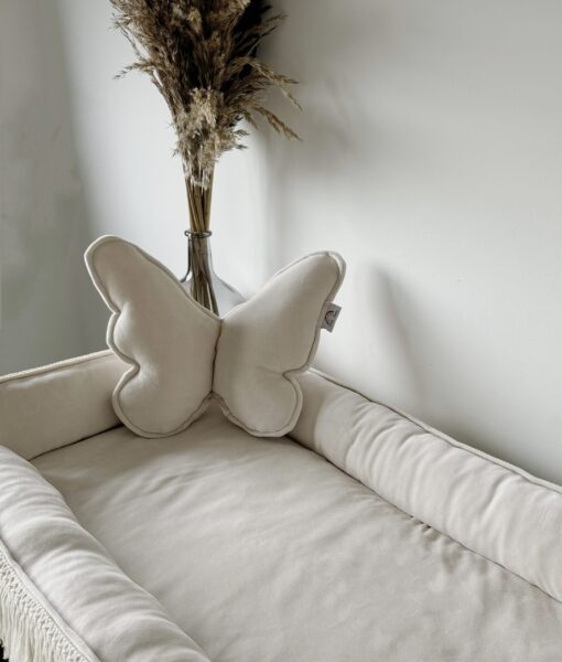 Velvety Ivory Butterfly Kussen
