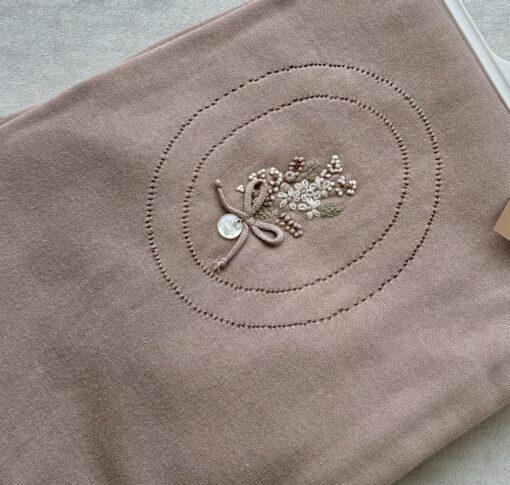 Gebreide wiegdeken Embroidered RoseMary