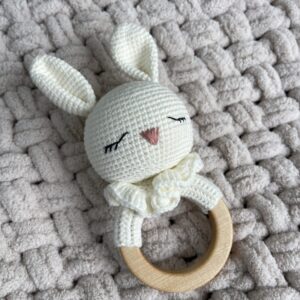 Handgemaakte Rammelaar Konijn Creme