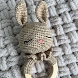 Handgemaakte Rammelaar Konijn Beige