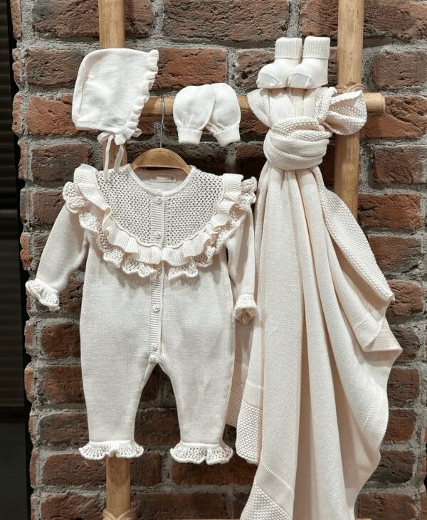 Complete Newbornset Ruffled 5-delig Creme